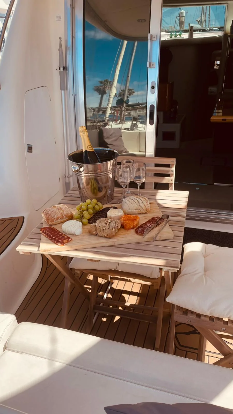 Barco de luxo ancorado na Marina de Cascais