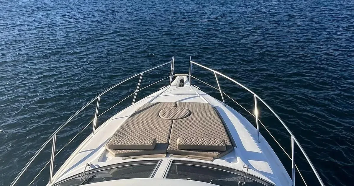 Proa de barco durante um passeio na costa de Cascais