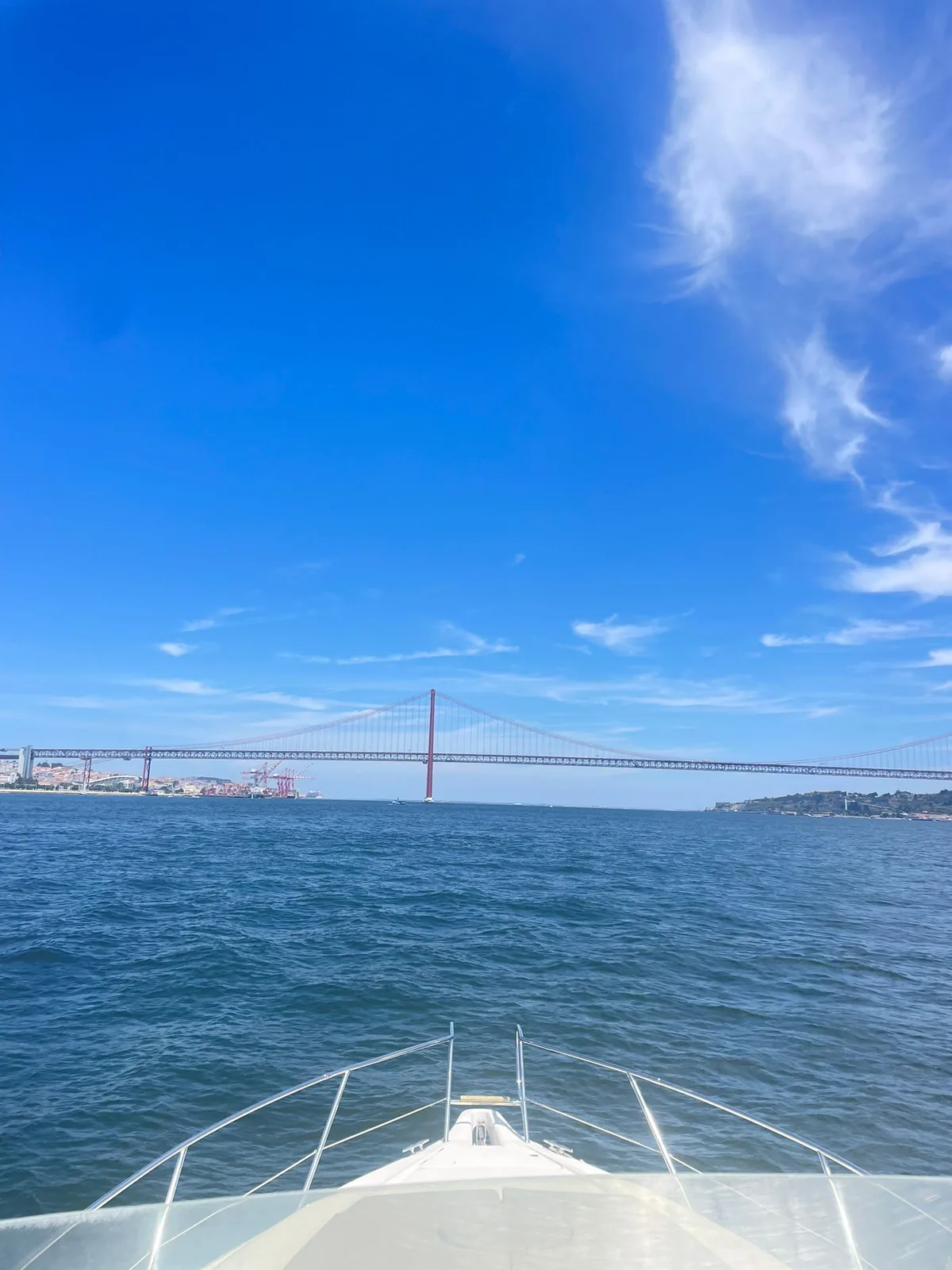 Vista da proa do barco para Lisboa e Ponte 25 de Abril