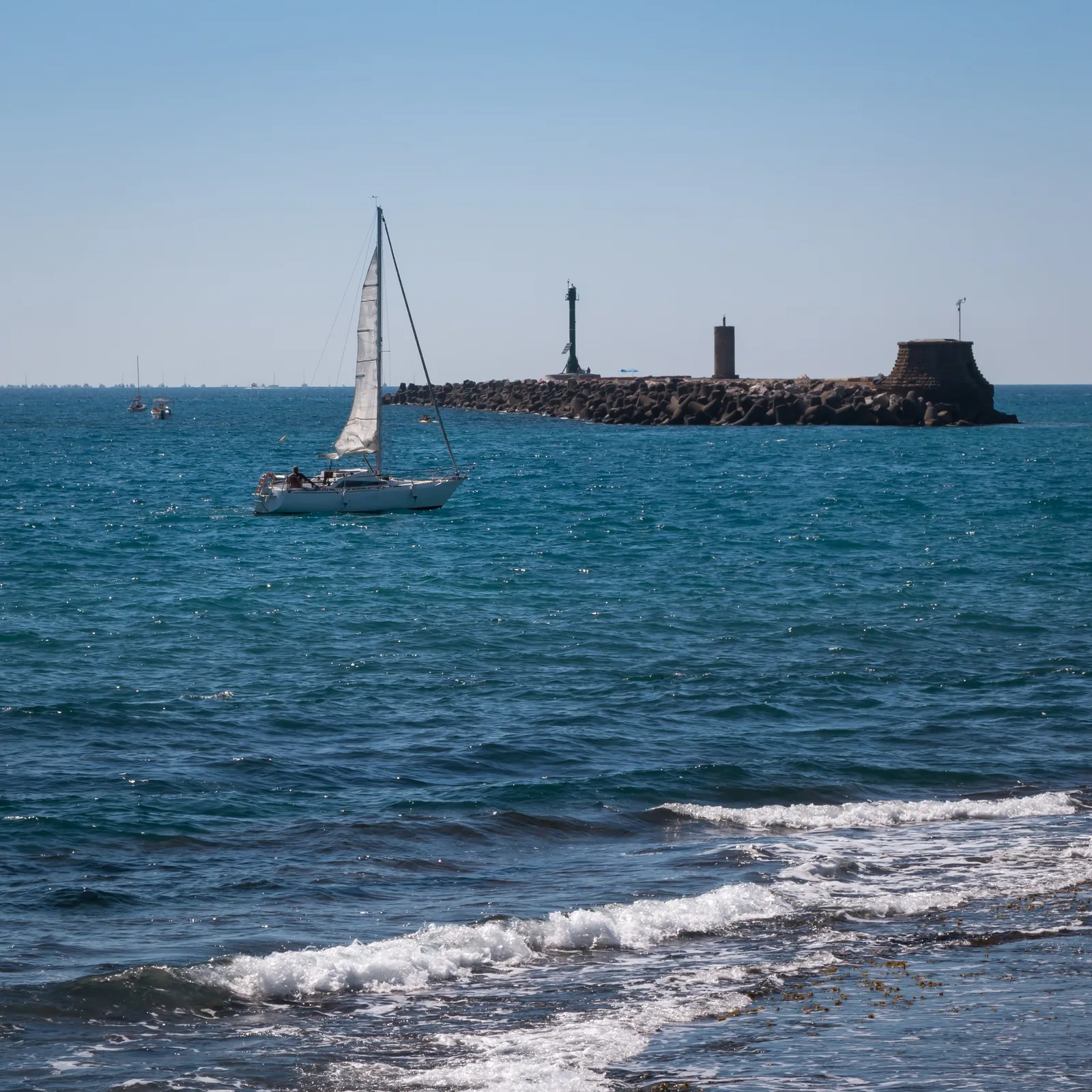 Mar de Cascais com veleiro junto ao molhe